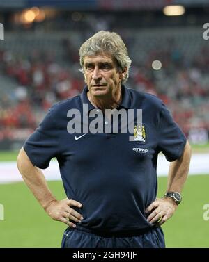 Manuel Pellegrini di Manchester City guarda al fischio finale durante la partita di Audi Cup tra Bayern Munich e Manchester City all'Allianz Arena di Monaco, Germania, il 1 agosto 2013. Foto Stock