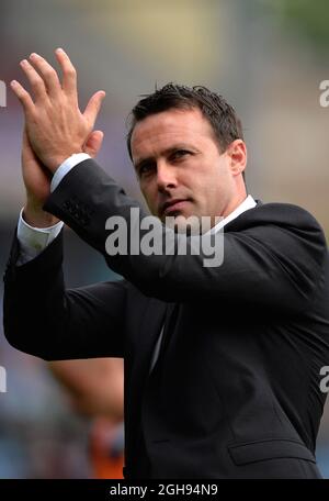 Dogie Freedman manager di Bolton Wanderers applaudisce i fansdurante la partita di Sky Bet Championship tra Burnley e Bolton Wanderers nel Turf Moor Stadium, Burnley, Regno Unito il 3 agosto 2013. Foto Stock