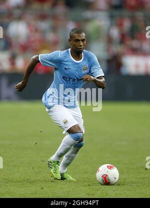 Fernandinho di Manchester City in azione durante la partita di Audi Cup tra Bayern Munich e Manchester City tenutasi presso l'Allianz Arena di Monaco, Germania, il 1° agosto 2013. Foto Stock