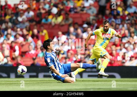Andrea Dossena di Napoli mette in croce durante la Emirates Cup 2013 tra Napoli e il FC Porto all'Emirates Stadium di Londra il 4 agosto 2013. PIC: Charlie Forgham-Bailey Foto Stock