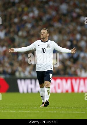 Il Wayne Rooney d'Inghilterra guarda sul abbattuto durante la partita di Vauxhall International amichevole tra l'Inghilterra e la Scozia tenuto al Wembley Stadium di Londra, Regno Unito il 14 agosto 2013. Foto Stock