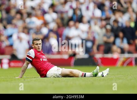 Il Jack Wilshere di Arsenal è sconsolato dopo essere stato imbrattato durante la partita della Barclays Premier League tra Arsenal e Aston Villa all'Emirates Stadium di Londra il 17 agosto 2013. David KleinLandov Foto Stock