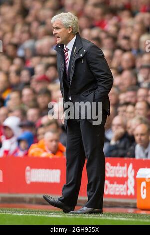 Il direttore di Stoke, Mark Hughes durante la partita della Barclays Premier League tra Liverpool e Stoke City ad Anfield, Liverpool, il 17 agosto 2013. Phillip Oldham Foto Stock