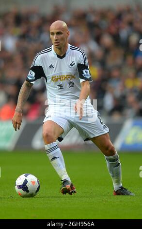 Jonjo Shelvey di Swansea City durante la partita della Barclays Premier League tra Swansea City e Manchester United al Liberty Stadium di Swansea, Galles, il 17 agosto 2013. Simon Bellis Foto Stock