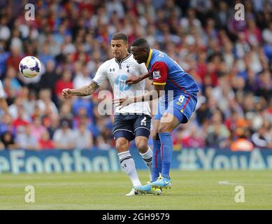 Il Kagisho Dikgacoi di Crystal Palace si scontra con il Kyle Walker di Tottenham durante la partita della Barclays Premier League tra Crystal Palace e Tottenham Hotspur tenutasi al Selhurst Park di Londra, Regno Unito il 18 agosto 2013. Foto di: David Klein Foto Stock