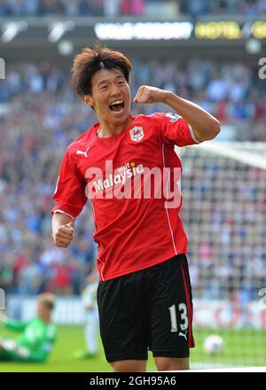 Kim Bo-Kyung di Cardiff City festeggia il secondo traguardo durante la partita della Barclays Premier League tra Cardiff City e Manchester City che si è tenuta al Cardiff City Stadium di Cardiff, Galles, il 25 agosto 2013. Foto Stock