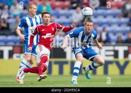 Radoslaw Majewski di Forest e James McCarthy di Wigan in azione durante la partita del campionato di calcio Sky Bet tra Wigan Athletic e Nottingham Forest al DW Stadium di Wigan il 31 agosto 2013. Foto Stock