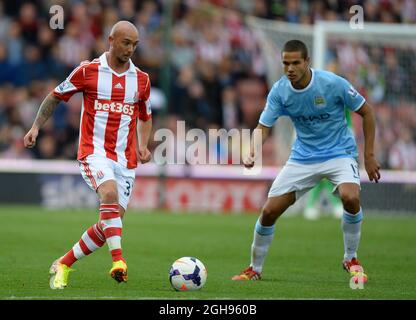 Stephen Ireland di Stoke City gioca la palla al suo debutto per il club durante la partita della Barclays Premier League tra Stoke City e Manchester City tenutasi allo stadio Britannia di Stoke on Trent, Regno Unito il 14 settembre 2013. Fotografa Simon Bellis. Foto Stock