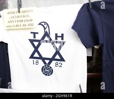 Un venditore al di fuori della White Hart Lane vende magliette YID Army durante la partita della Premier League tra Tottenham Hotspur e Swansea City al White Hart Lane di Londra il 16 dicembre 2012. Foto di David Klein Foto Stock