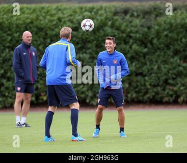 L'Arsenal's Mesut Ozil durante una sessione di formazione sulla partita UEFA Champions League a London Colney, Inghilterra, il 17 settembre 2013. David Klein Foto Stock