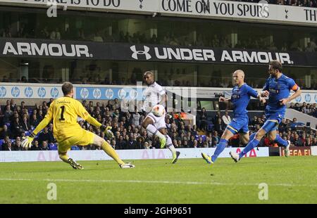 Jermain Defoe di Tottenham ha segnato il suo traguardo di apertura durante la partita UEFA Europa League Group K tra Tottenham Hotspur e Tromso tenutasi a White Hart Lane a Londra, UK, 19 settembre 2013. Foto di: David Klein Foto Stock