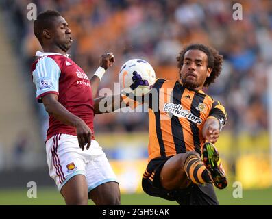 Modibo Maiga del West Ham United si inchina con Tom Huddlestone di Hull City durante la partita della Barclays Premier League tra Hull City e West Ham United al Kingston Communications Stadium di Hull, Regno Unito, il 28 settembre 2013. Foto Stock