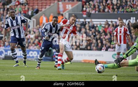 Stephane Sessegnon di West Bromwich Albion è negato da un salvataggio dal portiere di Stoke Asmir Begovic durante la partita di calcio della Barclays Premier League tra Stoke City e West Bromwich Albion tenutasi al Britannia Stadium di Stoke, Regno Unito, il 19 ottobre 2013. Foto di: Malcolm Couzens. Foto Stock