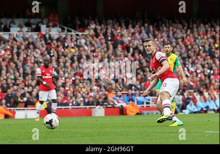 L'Arsenal's Jack Wilshere ha segnato il suo traguardo di apertura durante la partita della Barclays Premier League tra Arsenal e Norwich tenutasi all'Emirates Stadium di Londra, Regno Unito, il 19 ottobre 2013. PIC David Klein Foto Stock