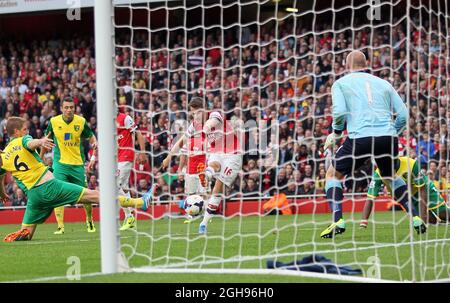 Aaron Ramsey dell'Arsenal ha segnato il terzo gol durante la partita della Barclays Premier League tra l'Arsenal e Norwich tenutasi all'Emirates Stadium di Londra, Regno Unito, il 19 ottobre 2013. PIC David Klein Foto Stock