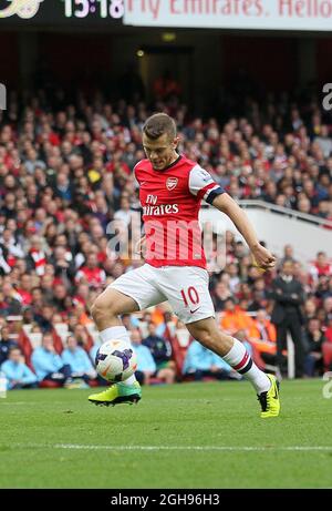 L'Arsenal's Jack Wilshere ha segnato il suo traguardo di apertura durante la partita della Barclays Premier League tra Arsenal e Norwich tenutasi all'Emirates Stadium di Londra, Regno Unito, il 19 ottobre 2013. PIC David Klein Foto Stock