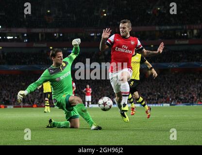 Il Jack Wilshere dell'Arsenal si è inchallato con il Roman Weidenfeller di Dortmund UEFA Champions League Group F partita tra l'Arsenal FC e Borussia Dortmund all'Emirates Stadium di Londra, in Gran Bretagna, il 22 ottobre 2013 Foto Stock