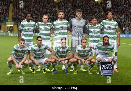 Gruppo celtico di squadra in fila da sinistra Efe Ambrose, Anthony Stokes, Charlie Mulgrew, Fraser Forster, Emilio Izaguirre e Virgil van Dijk di Celtic. Prima fila da sinistra James Forrest, Biram Kayal, Mikael Lustig, Teemu Pukki e Georgios Samaras di Celtic durante la partita UEFA Champions League Group H tra Celtic e Ajax al Celtic Park Stadium il 22 ottobre 2013, Glasgow, Scozia, Foto Stock