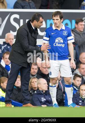 Direttore di Everton, Roberto Martinez emette ordini a Leighton Baines durante la partita della Premier League di Barclay tra Everton e Tottenham Hotspur al Goodison Park di Liverpool il 3 novembre 2013. Foto Stock