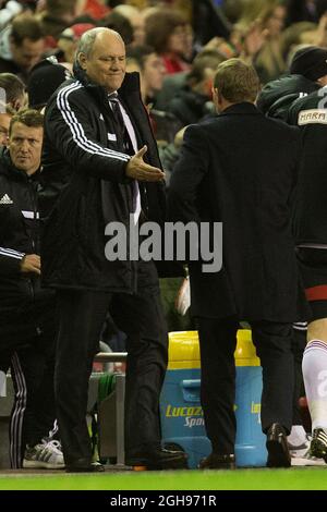 Il manager di Fulham, Martin Jol, mette un volto coraggioso sulla sconfitta mentre scuote il manager di Liverpool, Brendan Rodgers durante la partita della Barclays Premier League tra Liverpool e Fulham all'Anfield Stadium di Liverpool il 9 novembre 2013. Foto Stock