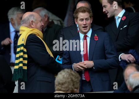 Prince Harry durante la partita internazionale d'autunno QBE tra Inghilterra e Australia al Twickenham Stadium di Londra il 2 novembre 2013. Foto Stock