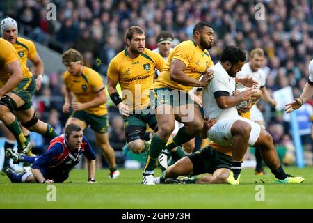 Billy Vunipola in Inghilterra è affrontata da Matt Toomua in Australia mentre l'arbitro George Clancy guarda dal pavimento dopo essere stato abbattuto durante la partita internazionale d'autunno QBE tra Inghilterra e Australia al Twickenham Stadium di Londra il 2 novembre 2013. Foto Stock