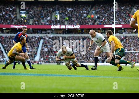 Chris Robshaw in Inghilterra segna durante la partita internazionale d'autunno QBE tra Inghilterra e Australia al Twickenham Stadium di Londra il 2 novembre 2013. Foto Stock