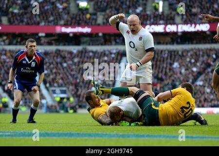 Chris Robshaw in Inghilterra segna dopo un addebito durante la partita internazionale d'autunno QBE tra Inghilterra e Australia al Twickenham Stadium di Londra il 2 novembre 2013. Foto Stock