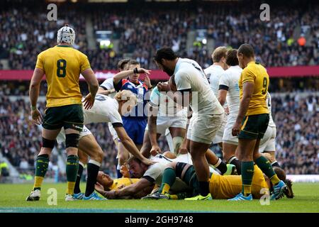 Chris Robshaw in Inghilterra segna dopo un addebito durante la partita internazionale d'autunno QBE tra Inghilterra e Australia al Twickenham Stadium di Londra il 2 novembre 2013. Foto Stock