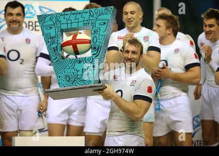 Chris Robshaw in Inghilterra solleva il "Trofeo della partita" durante la partita internazionale d'autunno QBE tra Inghilterra e Argentina al Twickenham Stadium di Twickenham, Londra, il 9 novembre 2013. Foto Stock