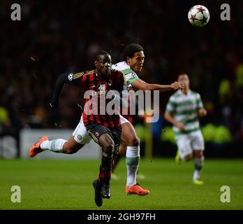 Mario Balotelli di AC Milan si trova davanti a Virgil van Dijk di Celtic durante la partita UEFA Champions League Group H tra Celtic e AC Milan tenutasi al Celtic Park di Glasgow in Scozia il 26 novembre 2013. Foto Stock