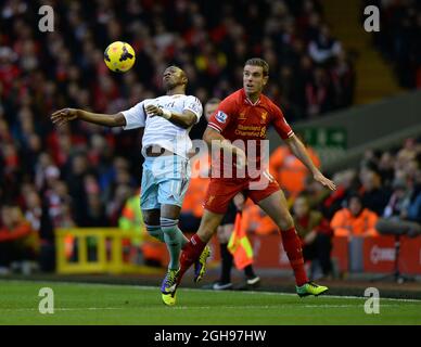 Modibo Maiga di West Ham United e Jordan Henderson di Liverpool durante la partita della Barclays Premier League tra Liverpool e West Ham United all'Anfield Stadium di Liverpool, Regno Unito, il 7 dicembre 2013. Simon Bellis. Foto Stock