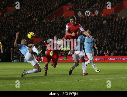 Jose Fonte di Southampton si scontra con Vincent Kompany di Manchester City durante la partita della Barclays Premier League tra Southampton e Manchester City a St Mary il 07 dicembre 2013. David Klein Foto Stock