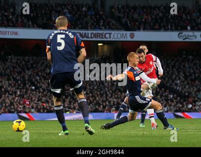 I Santi Cazorla dell'Arsenal segnano il secondo gol durante la partita della Barclays Premier League tra Arsenal e Fulham all'Emirates Stadium di Londra, in Gran Bretagna, il 18 gennaio 2014. Foto Stock