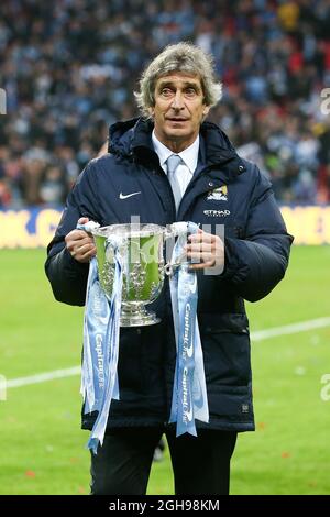 Manchester City Manager, Manuel Pellegrini con il trofeo a vincere dopo la partita finale della Coppa di Lega tra Manchester City e Sunderland al Wembley Stadium di Londra, Regno Unito, il 2 marzo 2014. Foto Stock