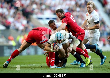 Jack Nowell in Inghilterra è stato affrontato da George North di Wale e Jamie Roberts di Wale durante la partita delle 6 Nazioni RBS tra Inghilterra e Galles al Twickenham Stadium di Londra il 9 marzo 2014. PIC: Charlie Forgham-Bailey Foto Stock