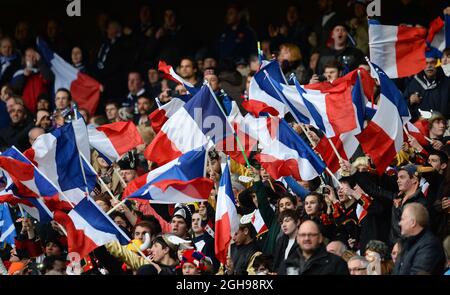 Tifosi francesi con bandiere durante le Nazioni RBS 6 tra Scozia e Francia al Murrayfield Stadium di Edimburgo, Scozia, l'8 marzo 2014. PIC: Simon Bellis Foto Stock