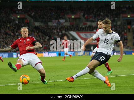 Luke Shaw in azione in Inghilterra durante la partita internazionale amichevole tra Inghilterra e Danimarca tenutasi al Wembley Stadium di Londra, Inghilterra il 5 marzo 2014. PIC David Klein Foto Stock