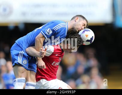 Gary Cahill di Chelsea si scontra con Olivier Giroud dell'Arsenal durante la partita della Barclays Premier League tra Chelsea e Arsenal a Stamford Bridge a Londra, Regno Unito il 22 marzo 2014. PIC David Klein Foto Stock