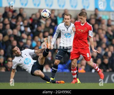 Nabil Bentaleb di Tottenham si infila con Steven Davis di Southampton durante la partita della Barclays Premier League tra Tottenham Hotspur e Southampton tenutasi a White Hart Lane a Londra, Inghilterra, il 23 marzo 2014. PIC David Klein Foto Stock