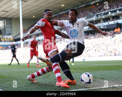 Mousa Dembele di Tottenham si schiaffa con Nathaniel Clyne di Southampton durante la partita della Barclays Premier League tra Tottenham Hotspur e Southampton tenutasi a White Hart Lane a Londra, Inghilterra, il 23 marzo 2014. PIC David Klein Foto Stock