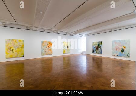 Londra, Regno Unito. 6 settembre 2021. Gate to Gate, Hot with Shade, 6:00, Blue Partenze e Mother's Return, All 2021 - Megan Rooney, Bones Roots Fruits - al Galerie Thaddaeus Ropac di Londra. Tutte le nuove opere, tra cui dipinti su larga scala e una tela monumentale. La mostra presenta inoltre oltre 20 nuove opere su carta di Old Baggy Root, una serie continua di ritratti surreali che esplorano la figurazione e la complessa gamma di emozioni vissute nei momenti di osservazione. Credit: Guy Bell/Alamy Live News Foto Stock