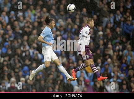 Martin Demichelis di Manchester City compete con Andreas Weimann di Aston Villa durante la partita della Barclays Premier League tra Manchester City e Aston Villa tenutasi all'Etihad Stadium di Manchester, Regno Unito il 07 maggio 2014. Foto Stock