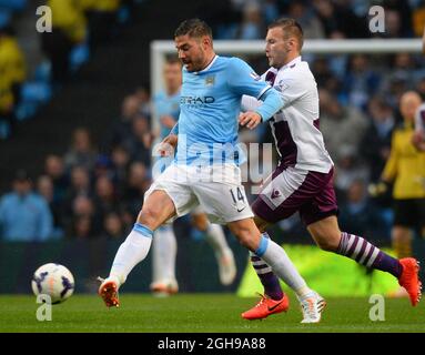 Javi Garcia della città di Manchester Tussles con Andreas Weimann dell'Aston Villa Barclays Premier League partita tra Manchester City e Aston Villa all'Etihad Stadium di Manchester, Regno Unito, il 7 maggio 2014. PIC Simon Bellis. Foto Stock