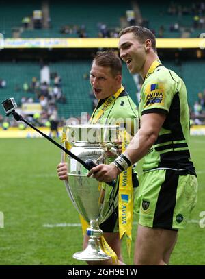 George North di Northampton e Dylan Hartley di Northampton durante la partita finale di rugby Union Aviva Premiership tra Saracens e Northampton Saints tenutasi al Twickenham Stadium di Londra, Regno Unito il 31 maggio 2014. Charlie Forgham-Bailey Foto Stock