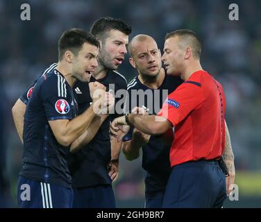 Russell Martin, Grant Hanley e Alan Hutton in Scozia mettono in discussione la quantità di tempo aggiunto dall'arbitro Svein Oddvar Moen durante la partita di qualificazione UEFA euro 2016, gruppo D tra Germania e Scozia al Signal Iduna Park di Dortmund il 7 settembre 2014. Foto Stock