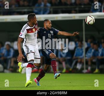 Jerome Boateng in Germania si inchina con Ikechi Anya in Scozia durante la gara di qualificazione UEFA euro 2016, il gruppo D tra Germania e Scozia al Signal Iduna Park di Dortmund il 7 settembre 2014. Foto Stock