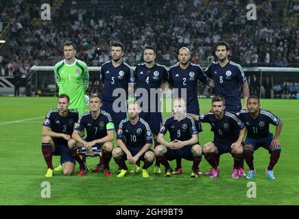 La squadra scozzese si è allineata durante la partita di qualificazione UEFA Euro 2016, Gruppo D tra Germania e Scozia al Signal Iduna Park di Dortmund il 7 settembre 2014. Foto Stock