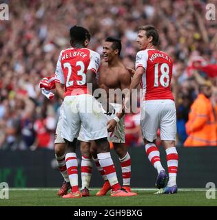 Alexis Sanchez dell'Arsenal celebra il secondo gol dei suoi lati durante la Barclays Premier League la partita tra Arsenal e Manchester City all'Emirates Stadium il 13 settembre 2014. Foto Stock