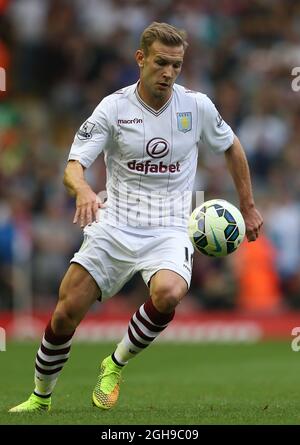 Andreas Weimann di Aston Villa in azione durante la loro partita di calcio della Premier League inglese ad Anfield a Liverpool, Inghilterra settentrionale 13 settembre 2014. Foto Stock